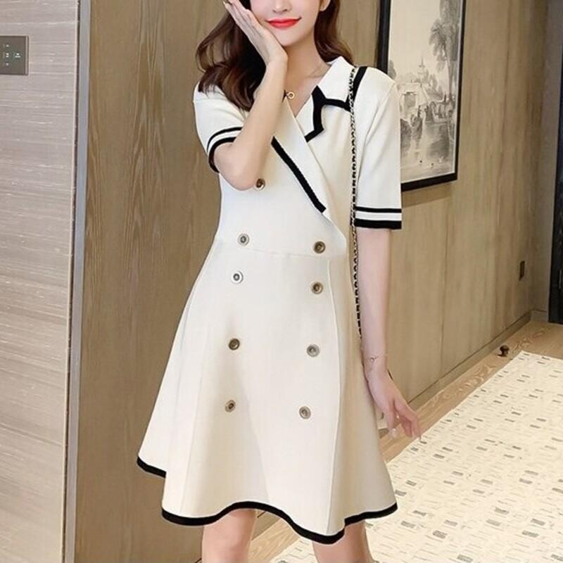 Robe Tricotée Courte à Boutonnage