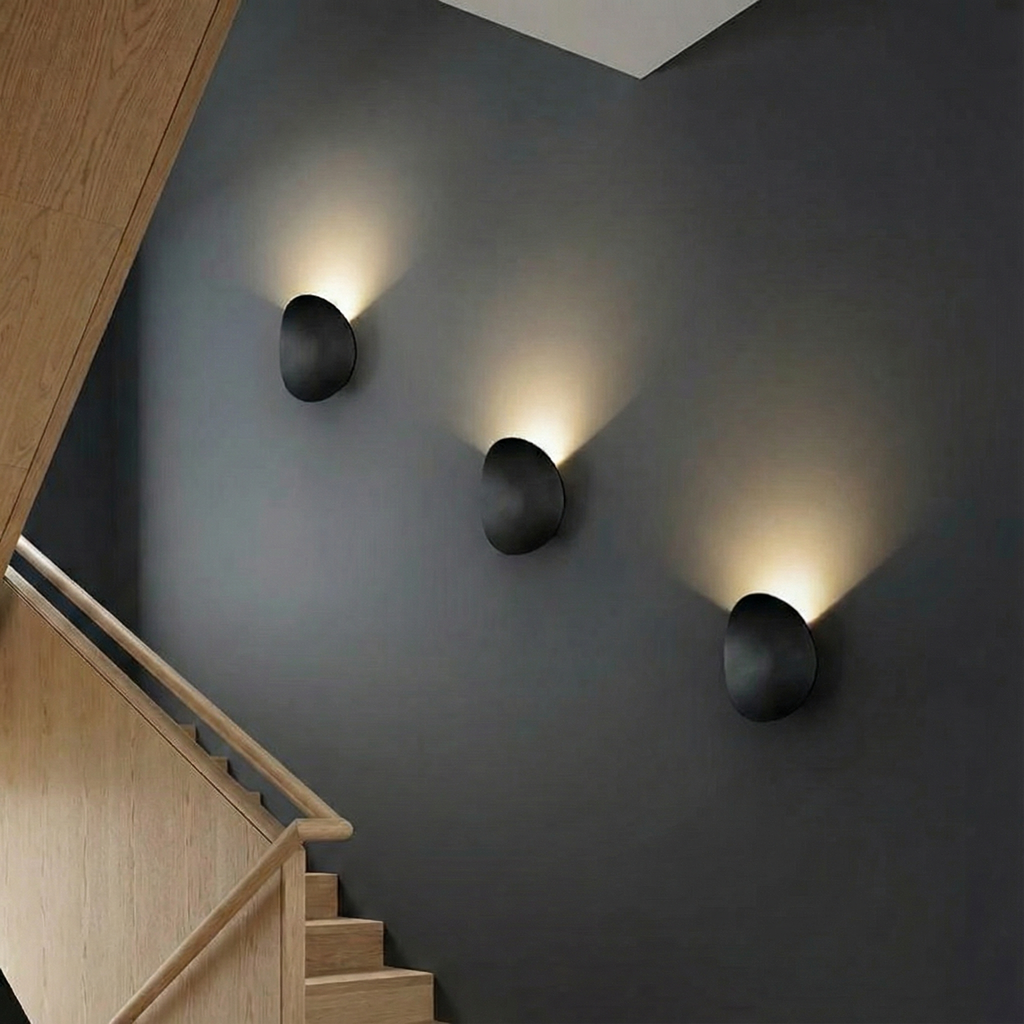 Aluminiowy kinkiet ścienny z cienkim oświetleniem LED do nowoczesnego wystroju wnętrz